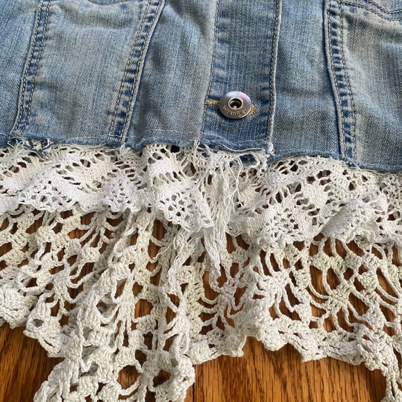 Wrangler Blue Denim Jacket with White Lace Accents Medium - Picture 6 of 7